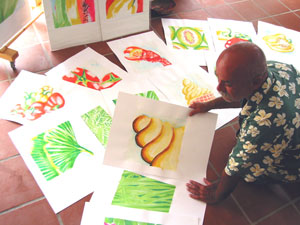 Peter Sell im Atelier bei der Auswahl von Motiven