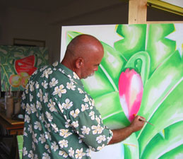 Peter Sell im Atelier beim Malen einer Bananenbl&uuml;te